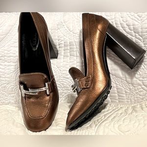Tod's👠🔥
Tod's Metallic Bronze Leather Gomma Maxi Double T Court Loafer Pumps